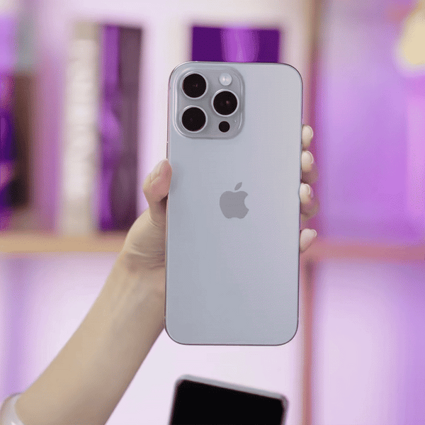 Wireless selfie screen